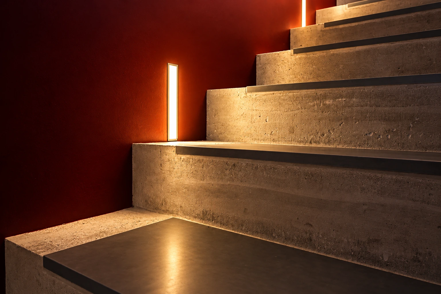 Dettaglio di scala in calcestruzzo con illuminazione integrata